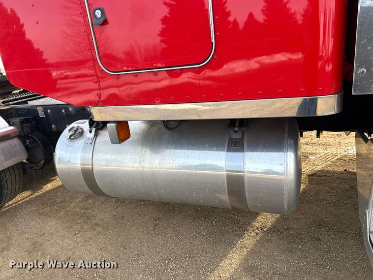 image for item DW4389 2020 Peterbilt 389 semi truck