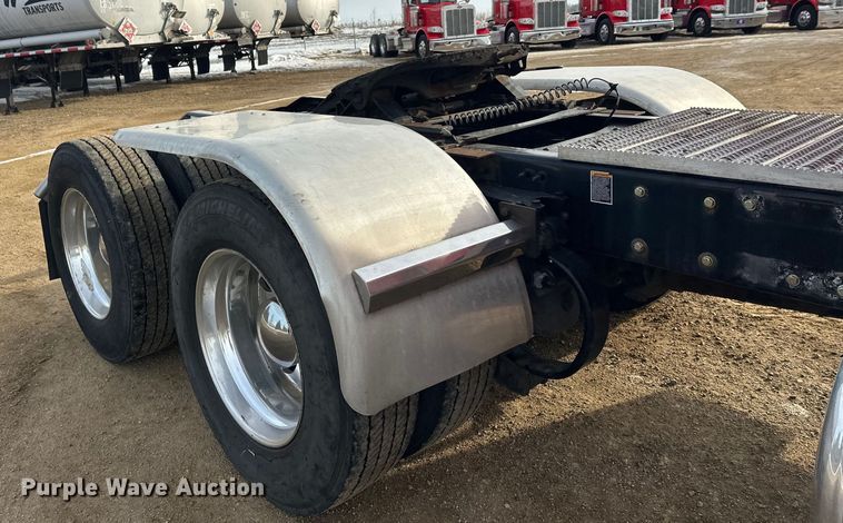 image for item DW4389 2020 Peterbilt 389 semi truck