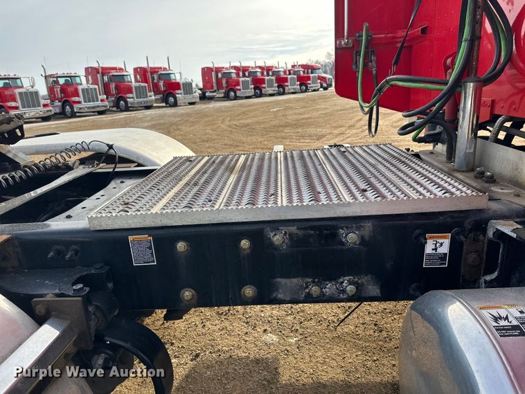 image for item DW4389 2020 Peterbilt 389 semi truck