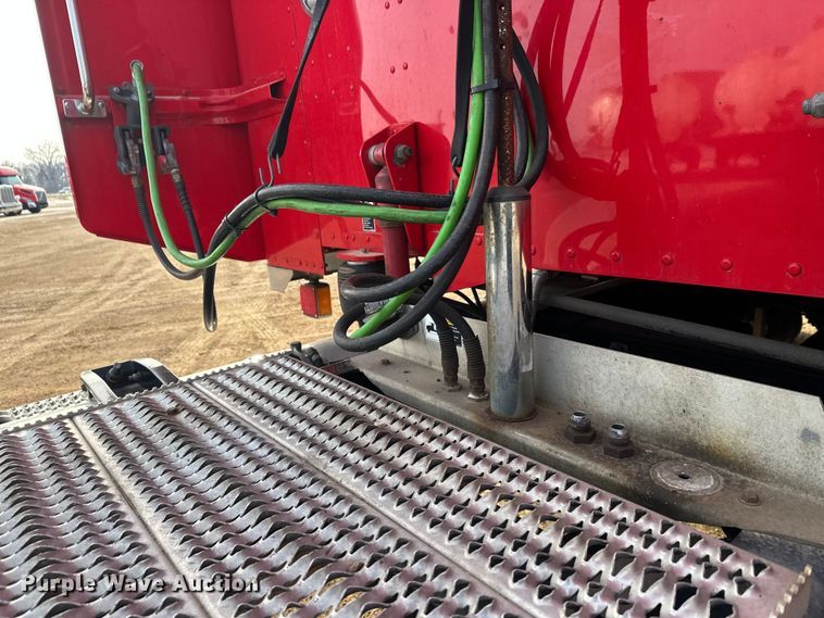 image for item DW4389 2020 Peterbilt 389 semi truck