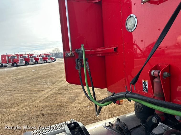 image for item DW4389 2020 Peterbilt 389 semi truck