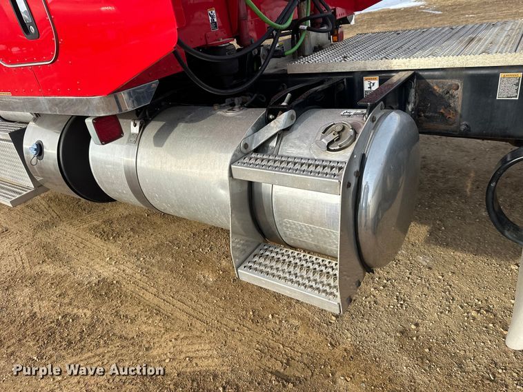 image for item DW4389 2020 Peterbilt 389 semi truck