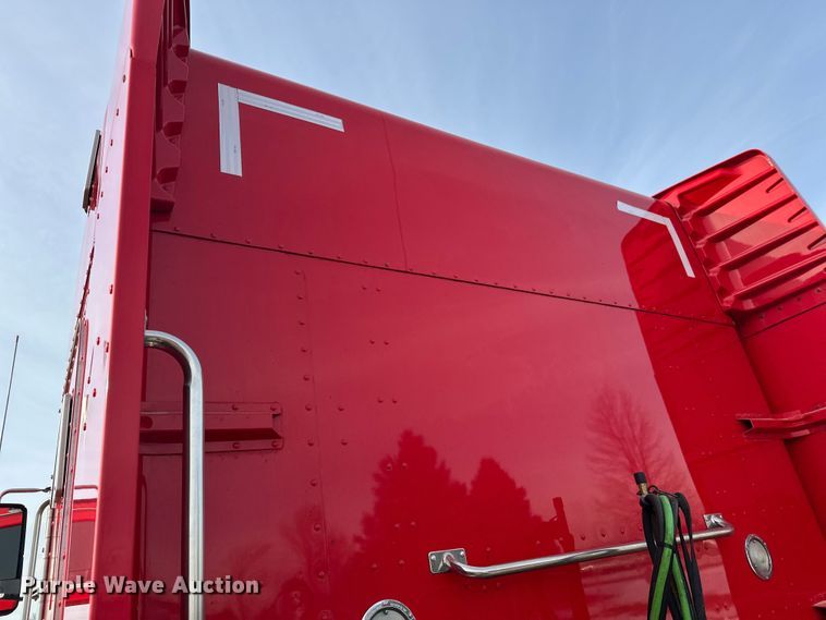 image for item DW4389 2020 Peterbilt 389 semi truck