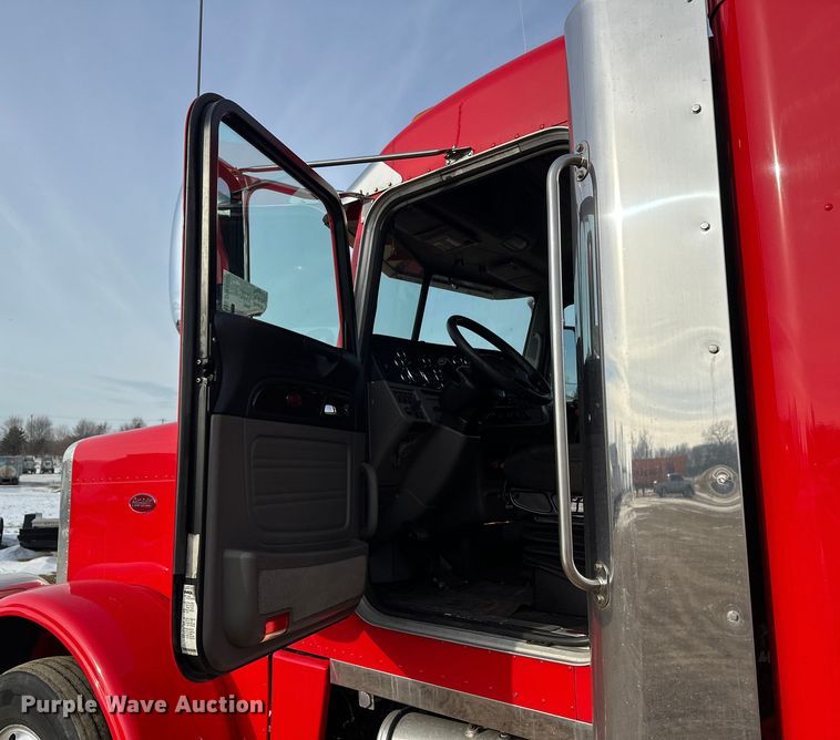 image for item DW4389 2020 Peterbilt 389 semi truck