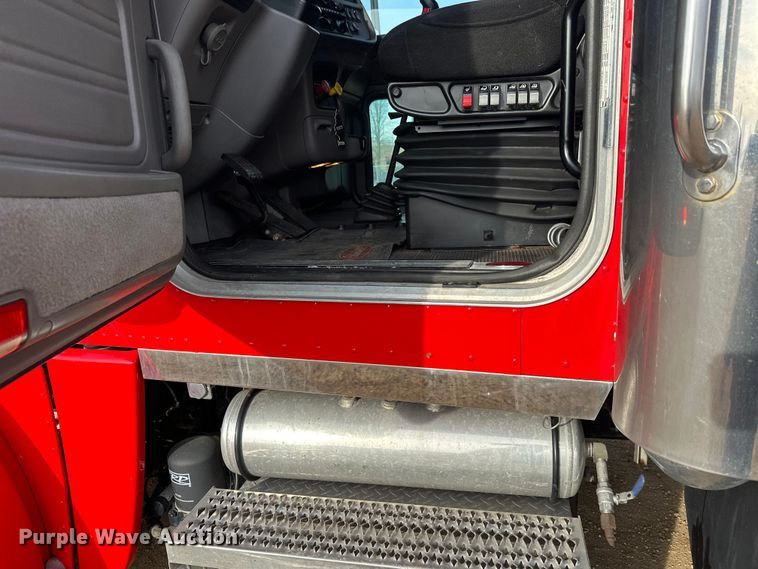 image for item DW4389 2020 Peterbilt 389 semi truck