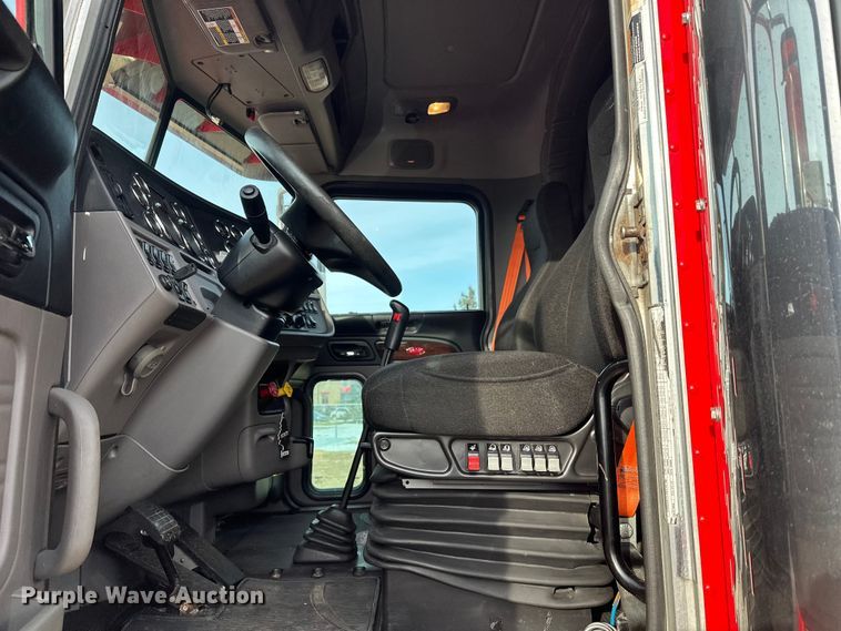 image for item DW4389 2020 Peterbilt 389 semi truck