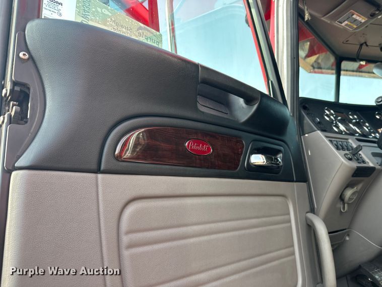 image for item DW4389 2020 Peterbilt 389 semi truck