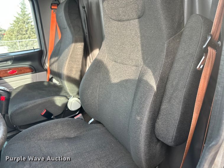 image for item DW4389 2020 Peterbilt 389 semi truck