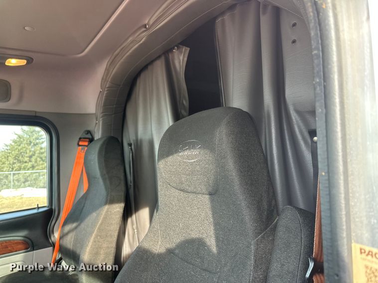 image for item DW4389 2020 Peterbilt 389 semi truck