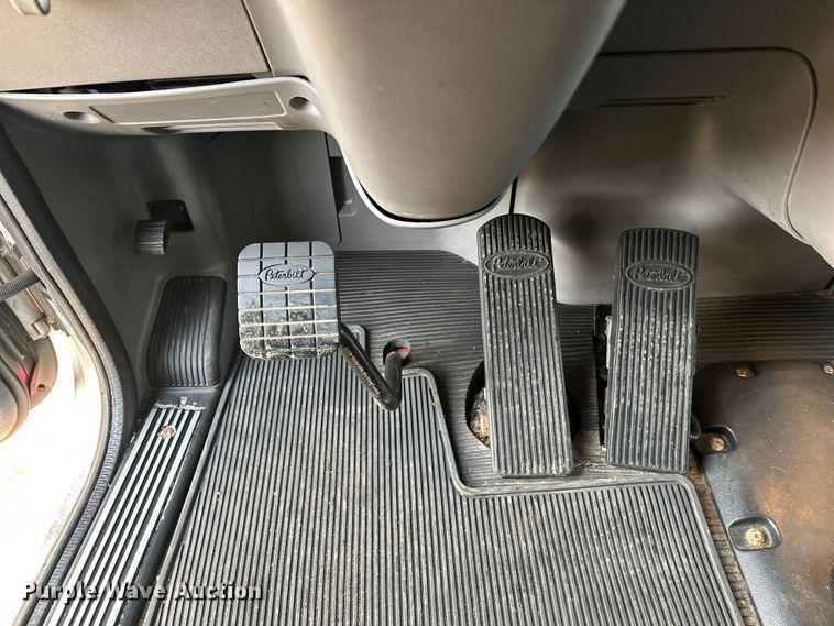 image for item DW4389 2020 Peterbilt 389 semi truck