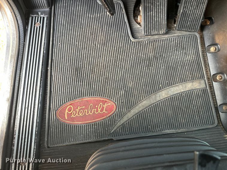 image for item DW4389 2020 Peterbilt 389 semi truck