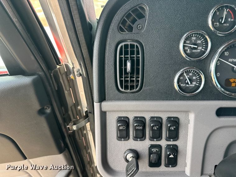 image for item DW4389 2020 Peterbilt 389 semi truck