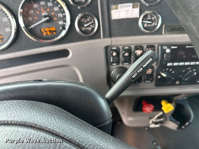 image for item DW4389 2020 Peterbilt 389 semi truck