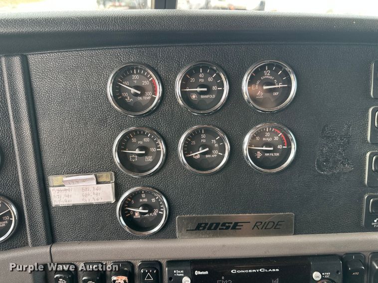 image for item DW4389 2020 Peterbilt 389 semi truck