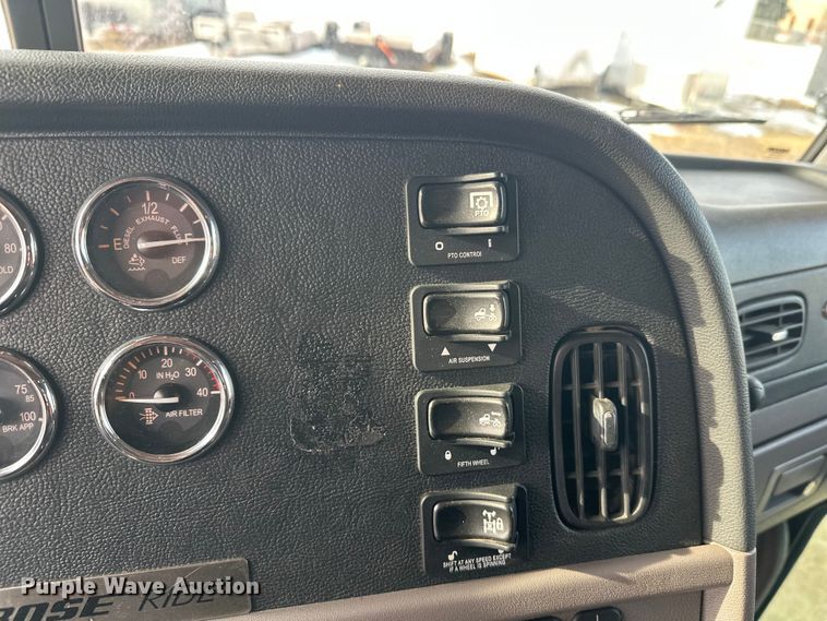 image for item DW4389 2020 Peterbilt 389 semi truck