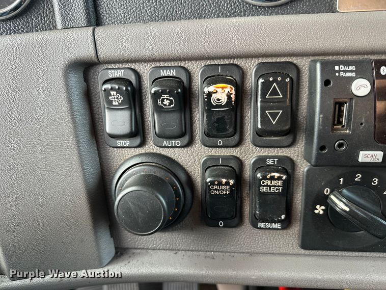 image for item DW4389 2020 Peterbilt 389 semi truck