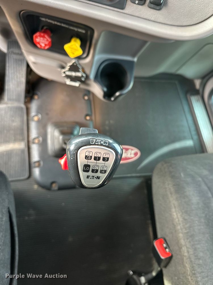 image for item DW4389 2020 Peterbilt 389 semi truck