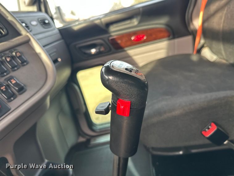 image for item DW4389 2020 Peterbilt 389 semi truck