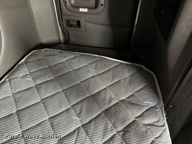 image for item DW4389 2020 Peterbilt 389 semi truck