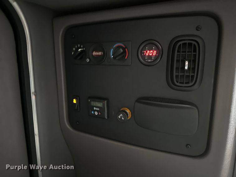 image for item DW4389 2020 Peterbilt 389 semi truck