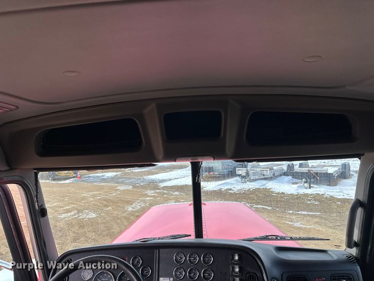 image for item DW4389 2020 Peterbilt 389 semi truck