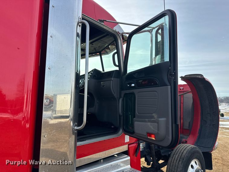 image for item DW4389 2020 Peterbilt 389 semi truck