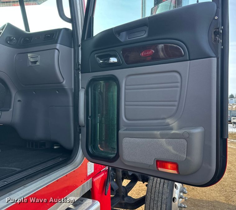 image for item DW4389 2020 Peterbilt 389 semi truck