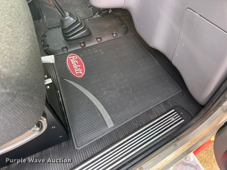 image for item DW4389 2020 Peterbilt 389 semi truck