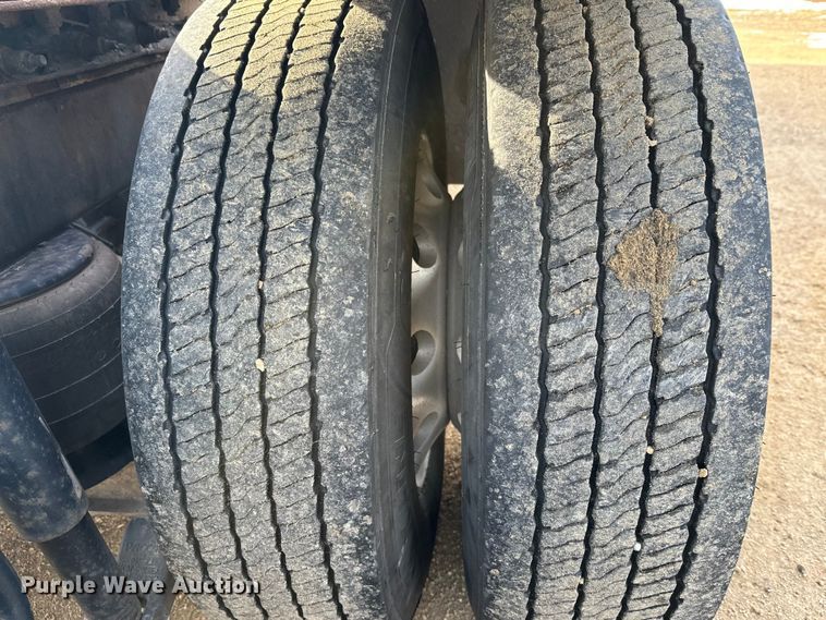 image for item DW4389 2020 Peterbilt 389 semi truck