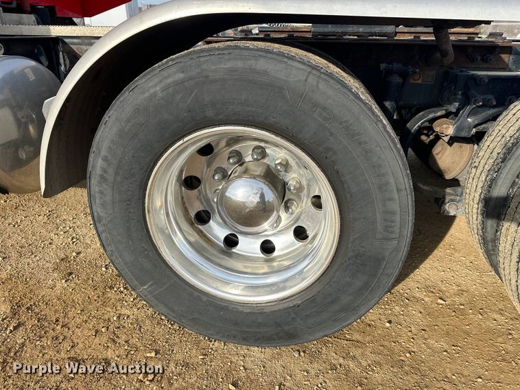 image for item DW4389 2020 Peterbilt 389 semi truck