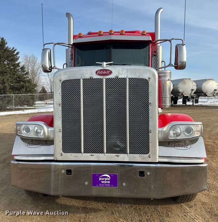 image for item DW4390 2022 Peterbilt 389 semi truck