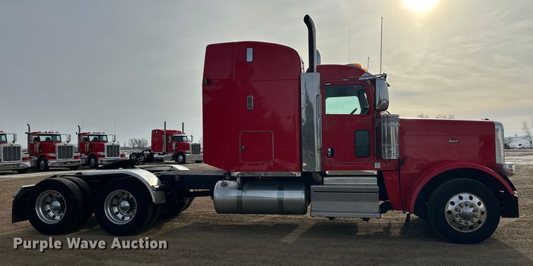 image for item DW4390 2022 Peterbilt 389 semi truck