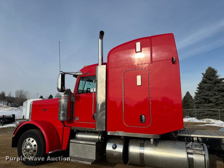 image for item DW4390 2022 Peterbilt 389 semi truck