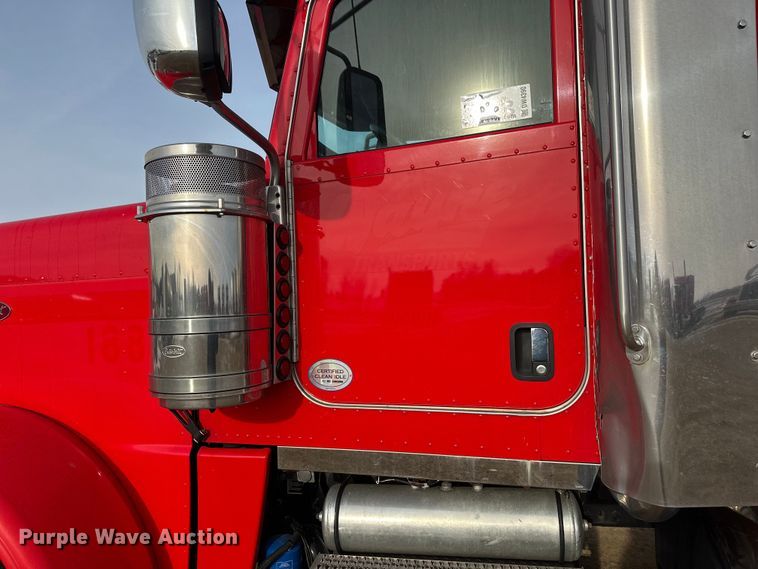 image for item DW4390 2022 Peterbilt 389 semi truck