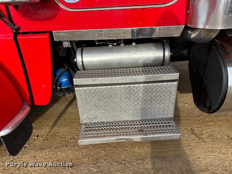 image for item DW4390 2022 Peterbilt 389 semi truck