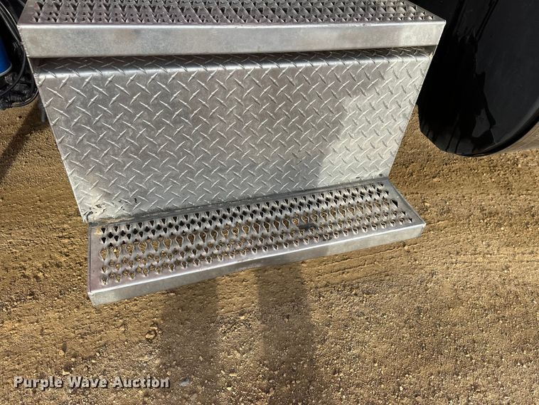 image for item DW4390 2022 Peterbilt 389 semi truck