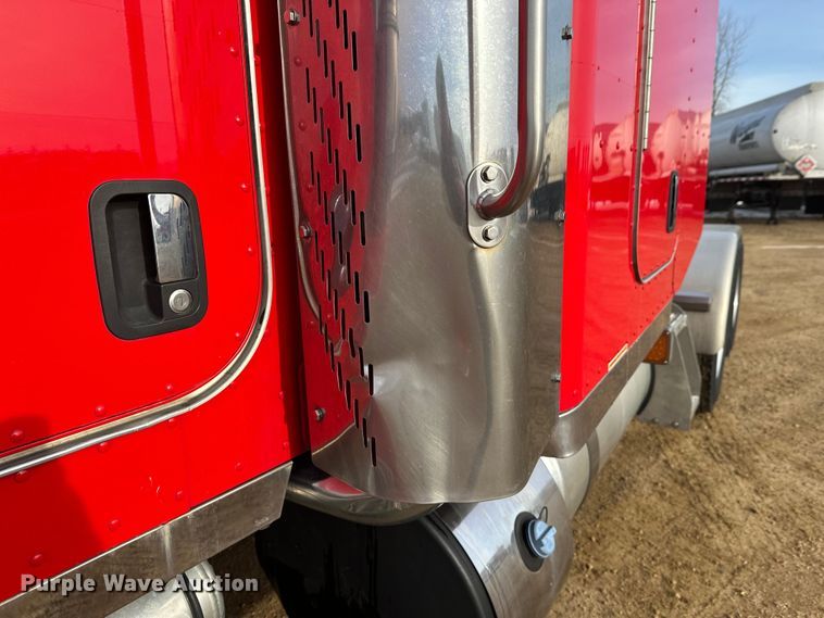 image for item DW4390 2022 Peterbilt 389 semi truck