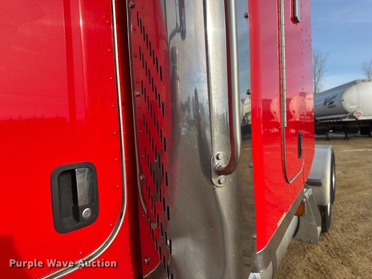 image for item DW4390 2022 Peterbilt 389 semi truck