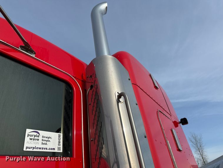 image for item DW4390 2022 Peterbilt 389 semi truck