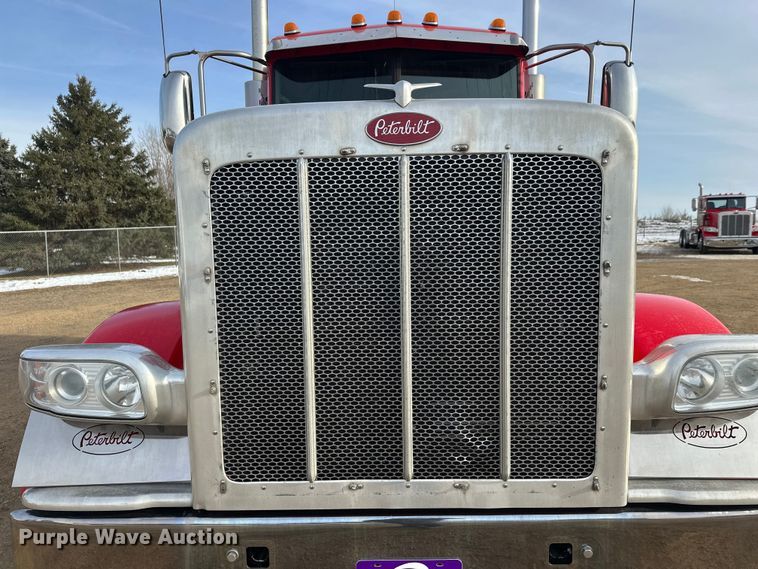 image for item DW4390 2022 Peterbilt 389 semi truck
