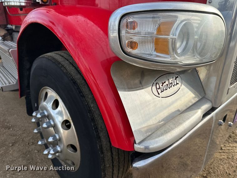 image for item DW4390 2022 Peterbilt 389 semi truck