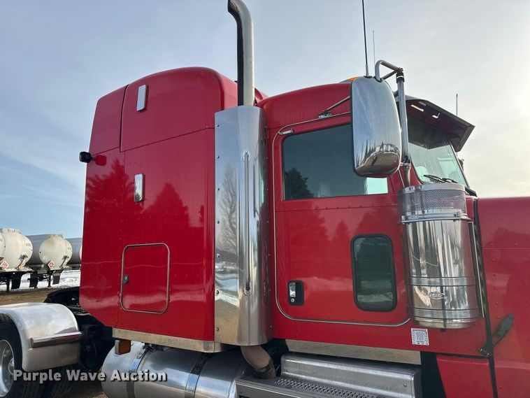 image for item DW4390 2022 Peterbilt 389 semi truck