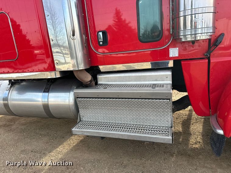 image for item DW4390 2022 Peterbilt 389 semi truck
