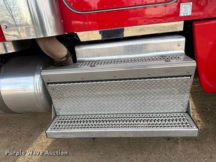 image for item DW4390 2022 Peterbilt 389 semi truck