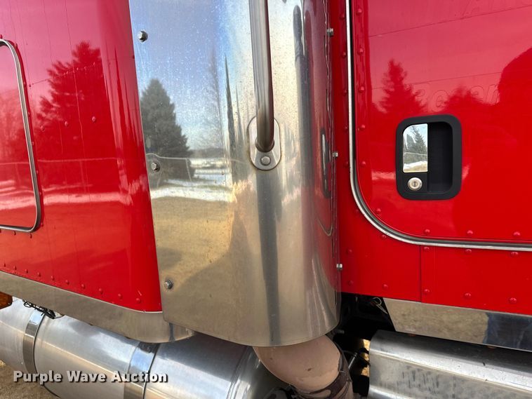 image for item DW4390 2022 Peterbilt 389 semi truck