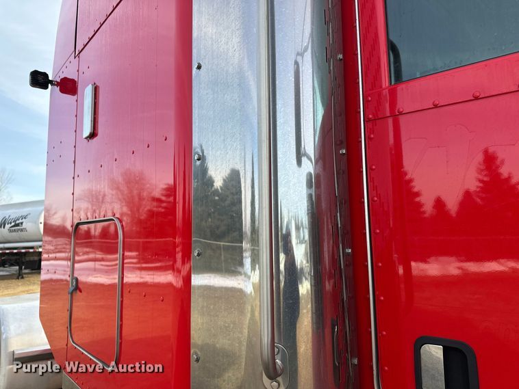 image for item DW4390 2022 Peterbilt 389 semi truck