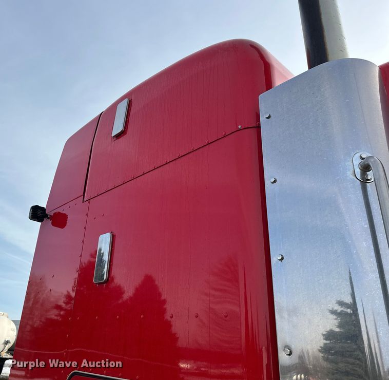 image for item DW4390 2022 Peterbilt 389 semi truck