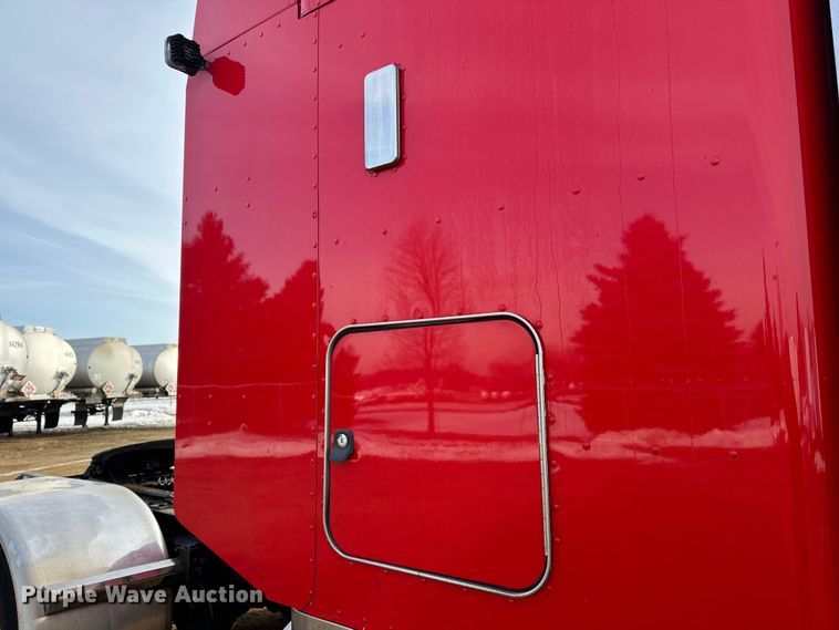 image for item DW4390 2022 Peterbilt 389 semi truck