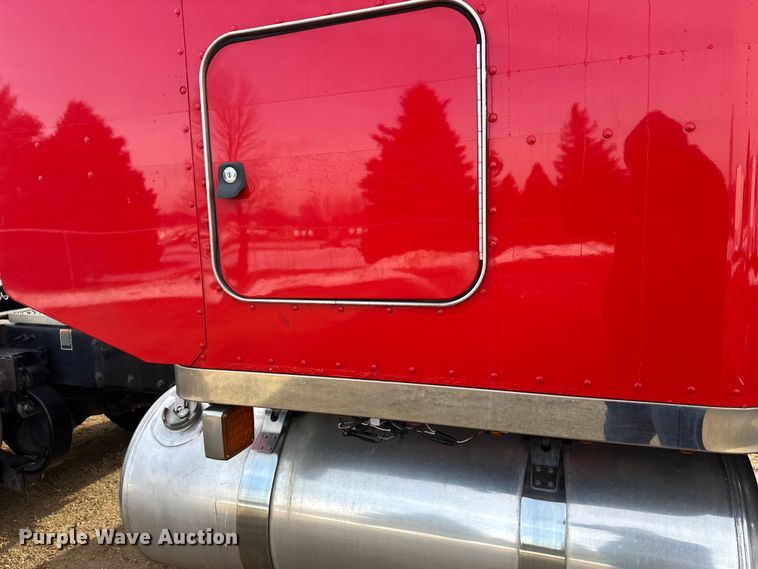 image for item DW4390 2022 Peterbilt 389 semi truck