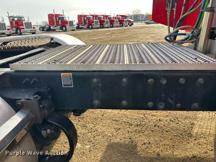 image for item DW4390 2022 Peterbilt 389 semi truck